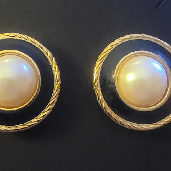 Elegant Vintage Richelieu Black Circle and Gold Tone Pierced Earrings - Picture 1 of 4